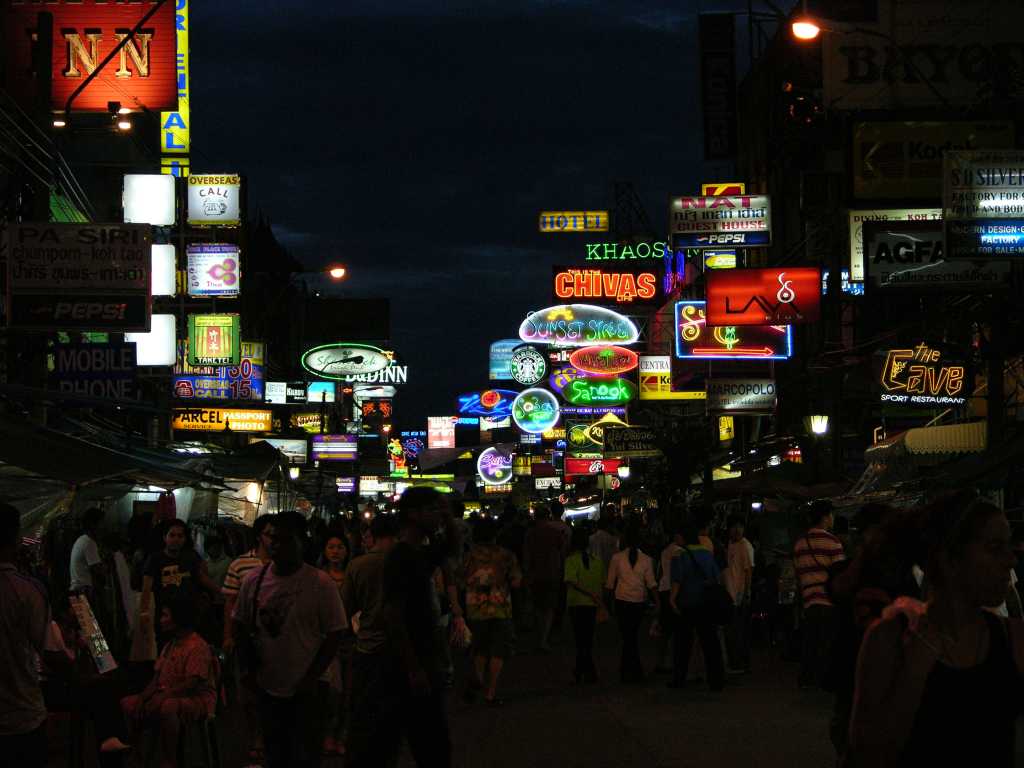 Bangkok 01 05 Khao San Road At Night We had delicious Thai food for dinner in the street-side restaurants on Bangkok�s busy backpackers' Khao San Road. Ahh, Starbucks.